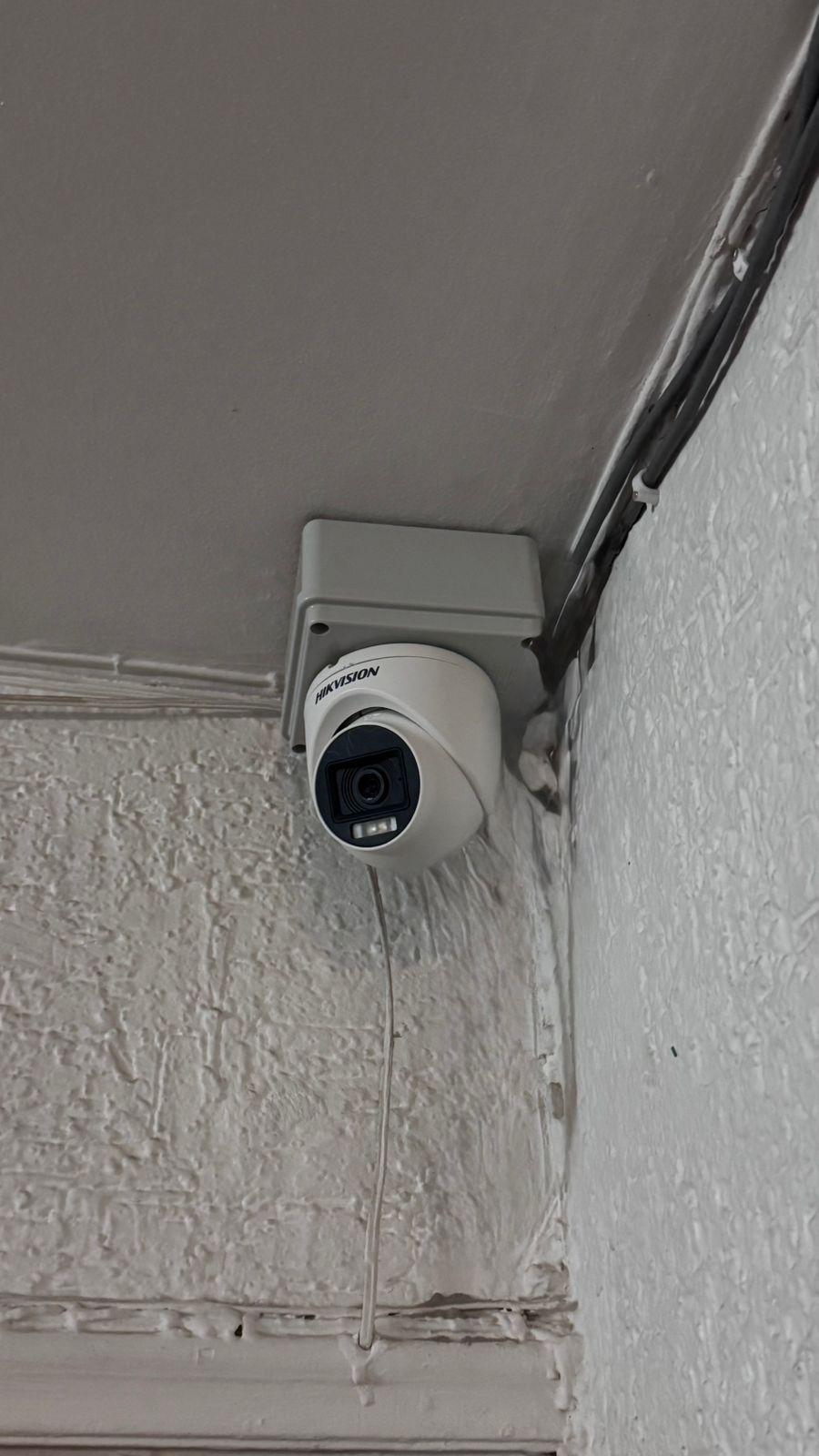Cámara Hikvision domo instalada en casa
