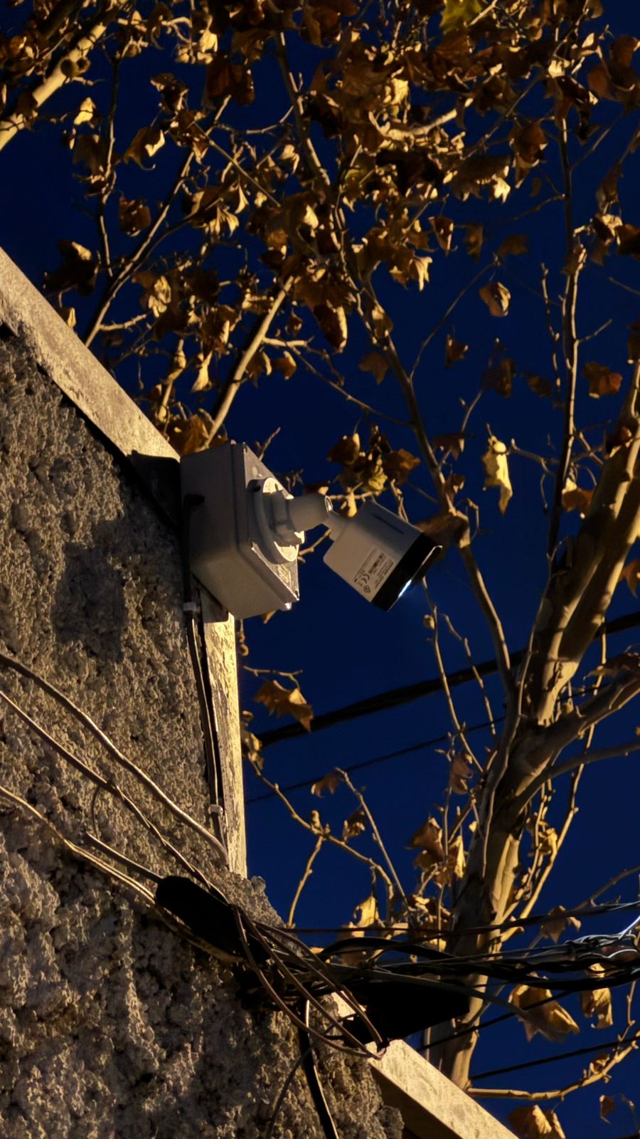 Cámara bullet exterior de día instalada en muro