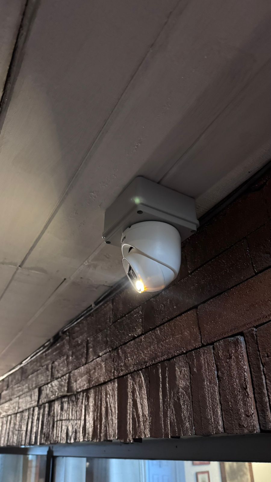 Cámara Hikvision ColorVu en esquina de edificio